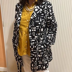 V chic black lined lightweight jacket